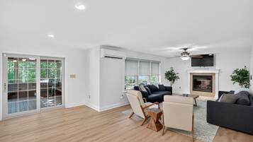 House, 5 Bedrooms | Living area | Smart TV, streaming services