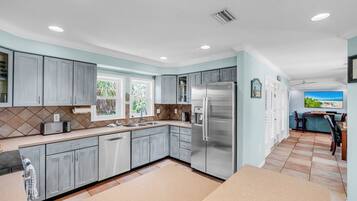 House, 3 Bedrooms | Private kitchen | Fridge, oven, coffee/tea maker, toaster