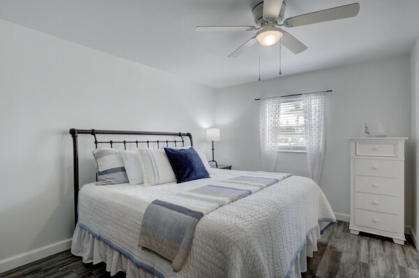 Luxury Pool Dog Friendly Central To Naples And Marco Island By Sky Run Naples 3 Bedroom Home - Naples, FL
