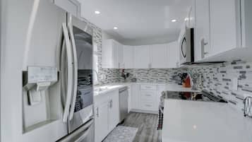 House, 3 Bedrooms | Private kitchen | Fridge, oven, stovetop, coffee/tea maker