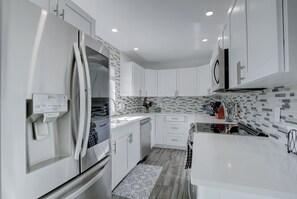 Ferienhaus, 3 Schlafzimmer | Eigene Küche | Kühlschrank, Ofen, Herdplatte, Wasserkocher mit Kaffee-/Teezubehör