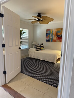 منزل - ٣ غرف نوم | 3 عدّة غرف نوم ومساحة عمل للكمبيوتر المحمول ومكواة/لوح كي