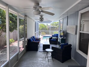 ハウス 4 ベッドルーム | リビング エリア | スマートテレビ