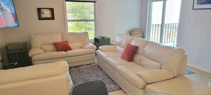 Condo, 2 quartos | Área de estar