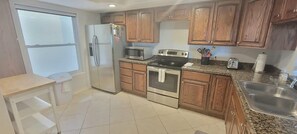 Condo, 2 quartos | Cozinha privada | Geladeira, fogão, cafeteira/chaleira, torradeira