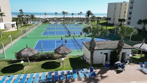 Condo, 2 chambres | Terrain de sport