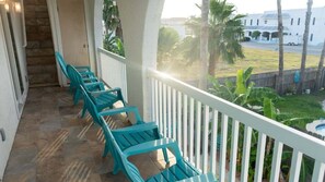 Terrace/patio - Fun Retro Island Vibe Sleeps 17 Beach 1 Block 4 Bedroom Home (South Padre Island)