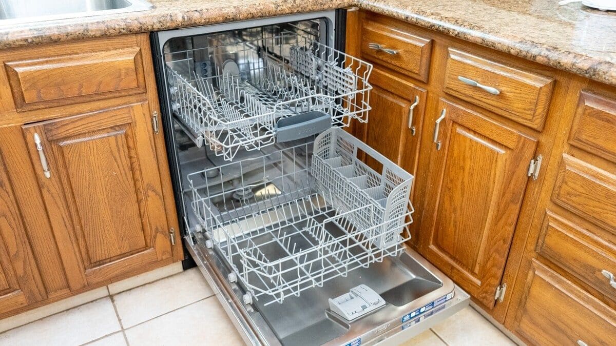 Una cocina con armarios de madera y lavavajillas.