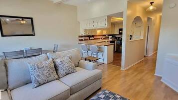 Apartamento, 3 habitaciones | Zona de estar