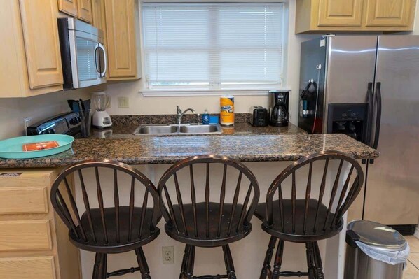 Condo, 2 habitaciones | Cocina privada | Refrigerador, horno y cafetera y tetera 