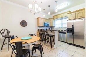 Condo, 2 habitaciones | Cocina privada | Refrigerador, horno y cafetera y tetera 