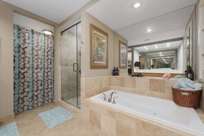Apartment, 3 Schlafzimmer | Badezimmer | Handtücher, Shampoo