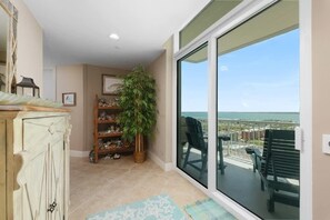 Condo, 3 Bedrooms | Interior