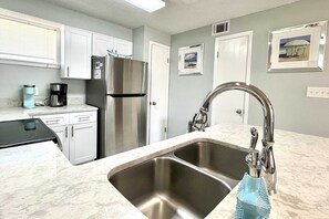 Appartement, 2 slaapkamers | Privékeuken | Een koelkast, een oven, een koffiezetapparaat/waterkoker