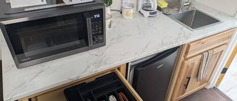 Een microgolfoven, een koffiezetapparaat/waterkoker