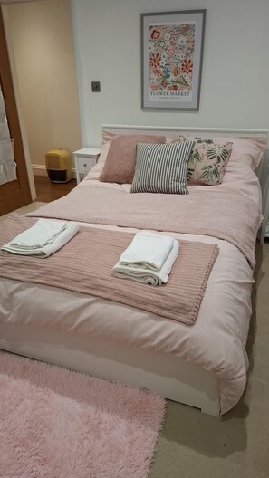 1 habitación, escritorio, tabla de planchar con plancha y cuna de viaje