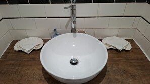 Secador de pelo, toallas, jabón, papel higiénico