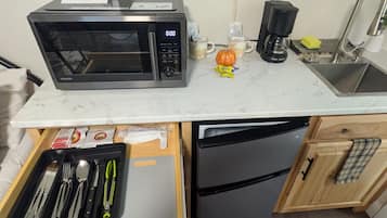 Jääkaappi, mikroaaltouuni, kahvin-/teenkeitin