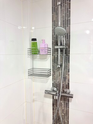 Ducha, secador de pelo, toallas, jabón