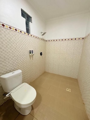 Shower, perlengkapan mandi gratis, pengering rambut, dan sabun