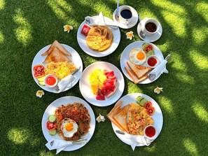 Deluxe Double Room, Balcony, Ocean View | Breakfast meal
