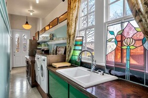 Kühlschrank, Mikrowelle, Wasserkocher mit Kaffee-/Teezubehör, Toaster