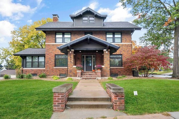 Exterior - Gorgeous 5-bedroom, remodeled, historic home in Cedar Falls (Cedar Falls)