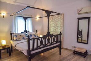 3 عدّة غرف نوم وخدمة الإنترنت وملاءات أسرّة