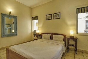 2 عدّة غرف نوم وخدمة الإنترنت وملاءات أسرّة