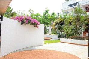 المنطقة المحيطة بالمنشأة