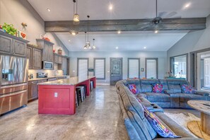 Smart TV, fireplace
