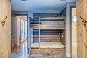 4 bedrooms, WiFi, bed sheets