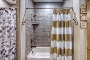 Shower - Golfers paradise minutes away from the Frio River! (Concan)