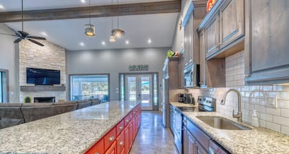 Golfers paradise minutes away from the Frio River!