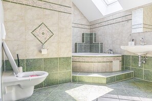 Douche, sĂšche-cheveux, serviettes fournies, savon
