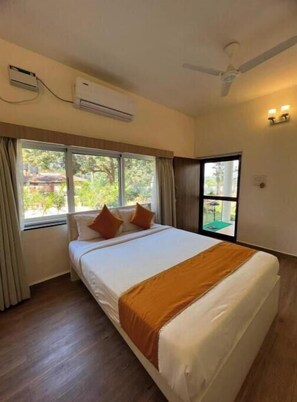 6 عدّة غرف نوم وخدمة الإنترنت وملاءات أسرّة