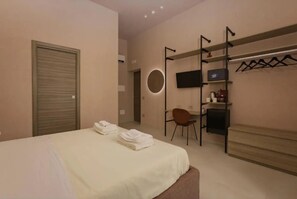 Superior Room, Balcony, City View | Peti besi dalam bilik, meja, kalis bunyi, seterika/papan seterika 