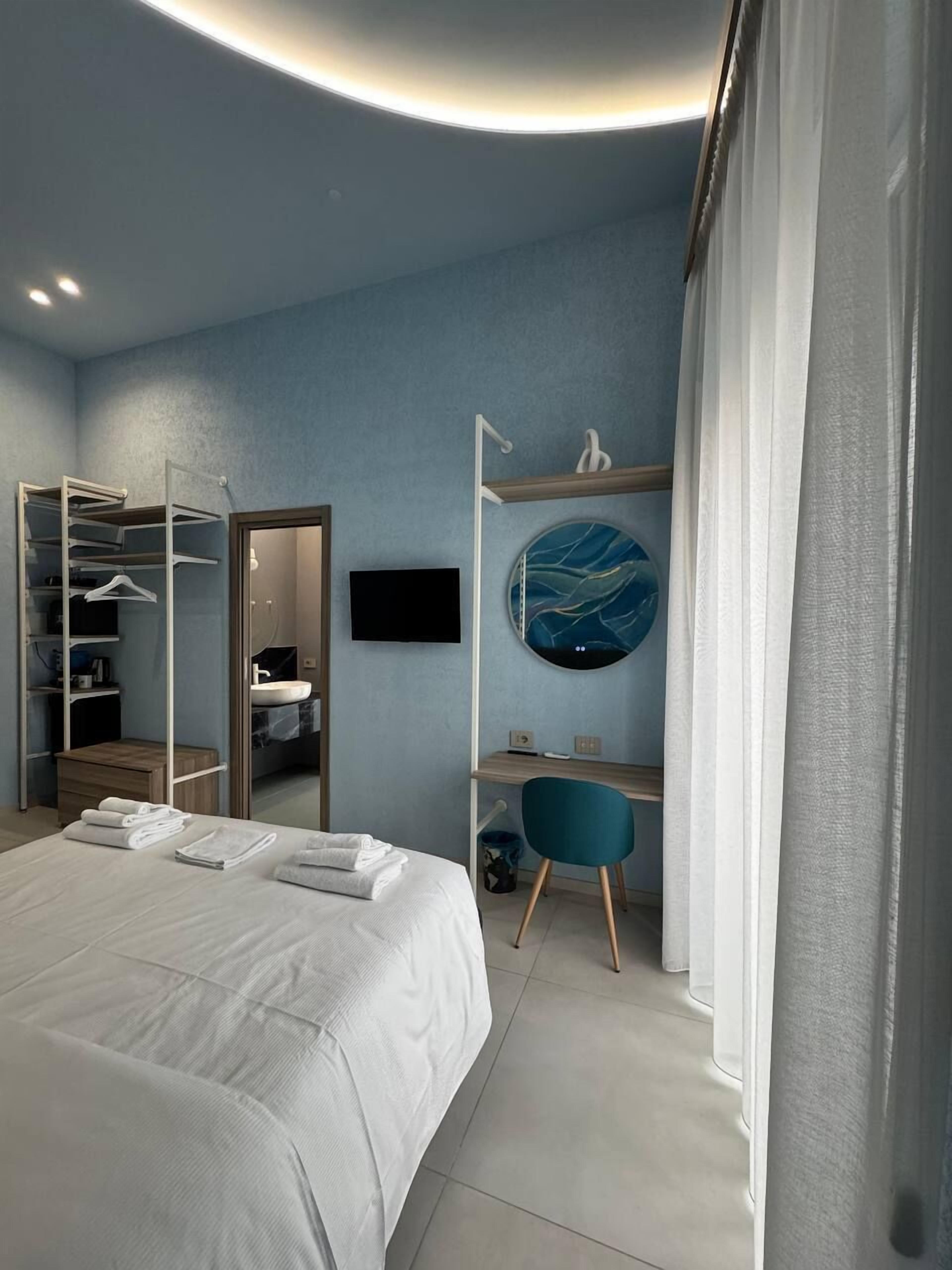 Deluxe-Zimmer, Balkon, Stadtblick | Zimmersafe, Schreibtisch, schallisolierte Zimmer, Bügeleisen/Bügelbrett