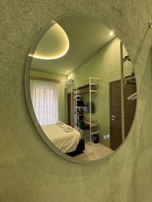 Standard Room | Peti besi dalam bilik, meja, kalis bunyi, seterika/papan seterika 