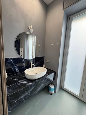 Deluxe Room, Balcony, City View | Bathroom | Hair dryer, slippers, towels, soap