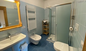 Deluxe Triple Room, Mountain View | Bathroom | Shower, free toiletries, hair dryer, towels