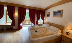 Deluxe Double Room, Mountain View | Bilik Mandi | Pancuran mandi, kelengkapan dandanan diri percuma, pengering rambut 