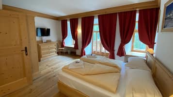 Doppia Deluxe, vista montagna | Una cassaforte in camera, una scrivania, insonorizzazione