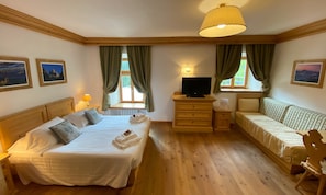 Deluxe Triple Room, Mountain View | In-room safe, desk, soundproofing, free WiFi
