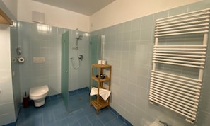 Deluxe-Doppelzimmer, Bergblick | Badezimmer | Dusche, kostenlose Toilettenartikel, Haartrockner, Hausschuhe