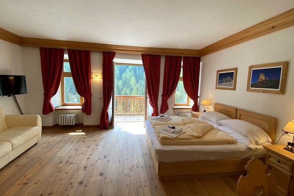 Habitación triple Deluxe, vistas a la montaña | Caja fuerte, escritorio, sistema de insonorización y cunas gratuitas