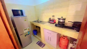Fridge, microwave, stovetop, cookware/dishes/utensils