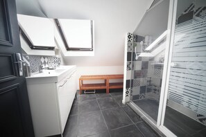 Haartrockner, Handtücher, Seife, Toilettenpapier