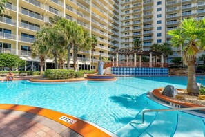 من حمّامات السباحة المغطاة، حمّام سباحة مُدفَّأ