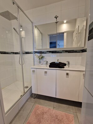 Bidet, towels, toilet paper